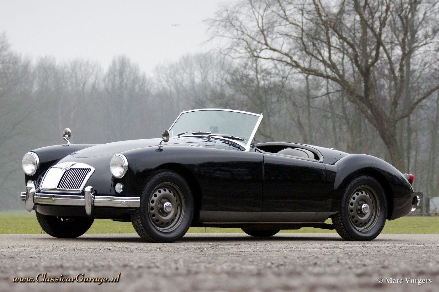 http://www.classicarimages.nl/common/pictures/lexclassics/2011/0311/supersize/mg_mga_twincam_exterior.JPG